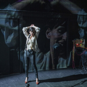 Shin Iglesias, spectacle «Dangereuses», au 2/21, photo de Mario del Curto Costumes pour la pièce de théâtre "dangereuses". Photo: Mario Del Curto