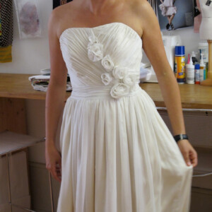 Robe bustier en soie avec fleurs « sculptées" en tissu